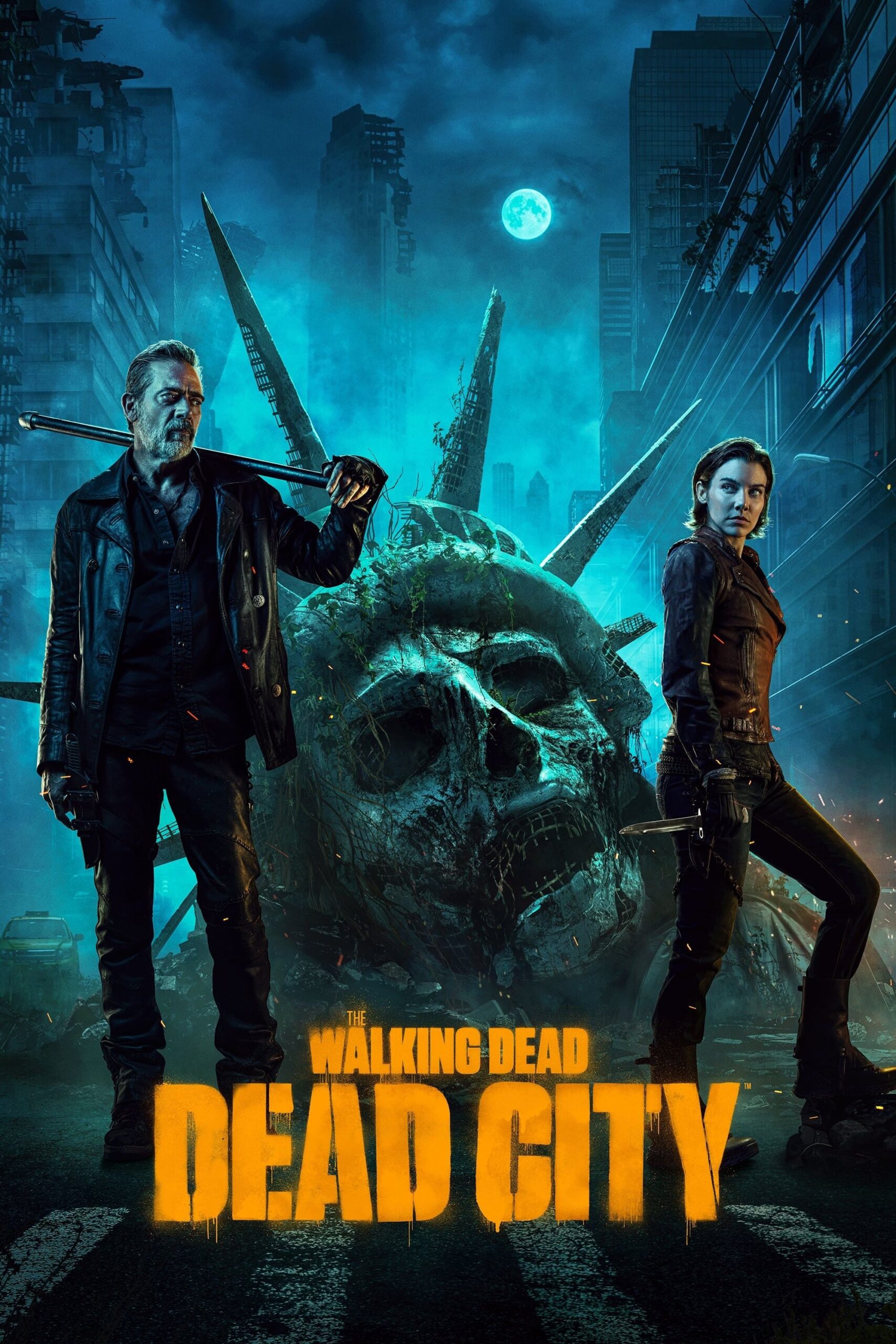 Two people stand in a dark, deserted city street with a ruined Statue of Liberty head behind them. The blue, smoky sky and full moon loom overhead. Bold yellow text reads The Walking Dead: Dead City – streaming now on IPTV Latino.